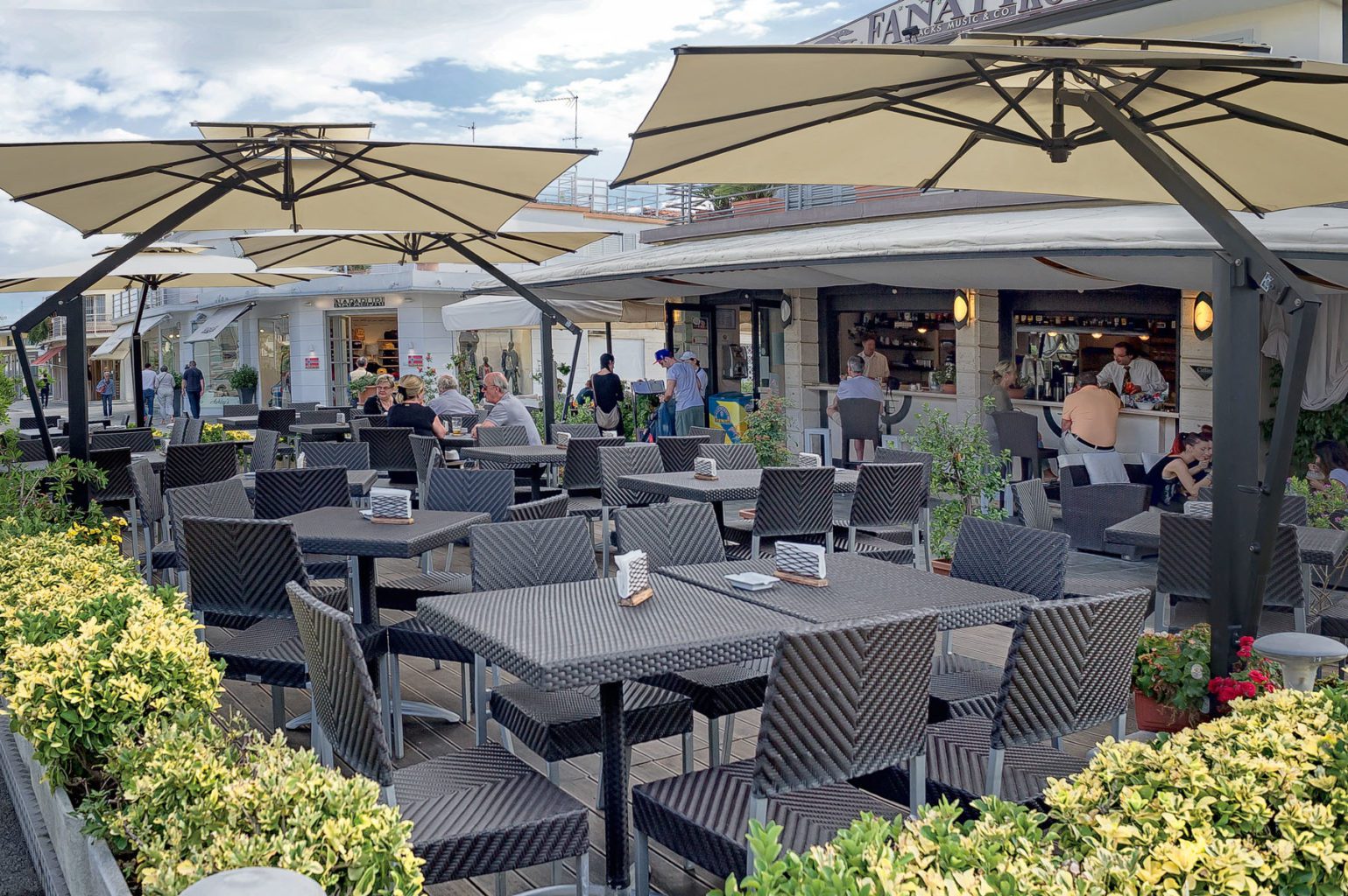bar and lounge patio umbrellas
