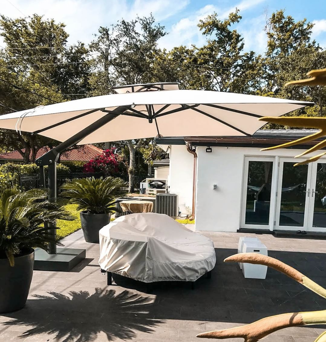 8 seat patio set with umbrella 8 Pieces Rectangle Wood & Aluminum Outdoor Patio Dining Set with Central Pillar Umbrella